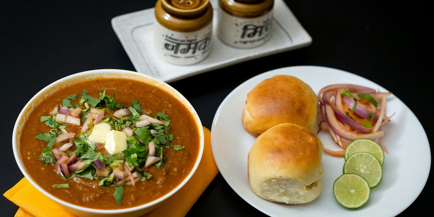 There are many eateries near Kille Dharur Fort offering scrumptious delicacies.