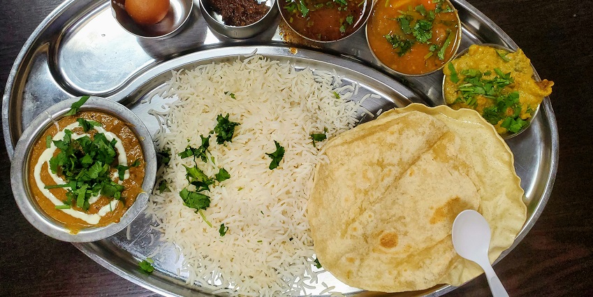 There are many eateries near Timangarh Fort, Rajasthan offering scrumptious delicacies.