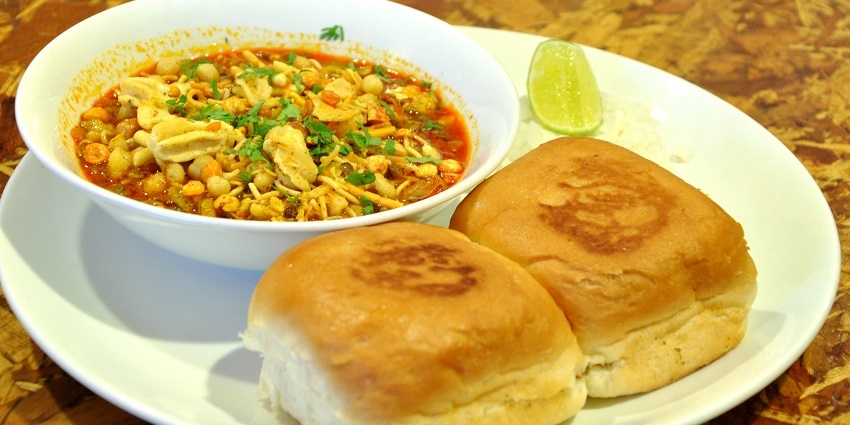 The Malvani cuisine, Misal Pav to enjoy on your trip to the state of Maharashtra.