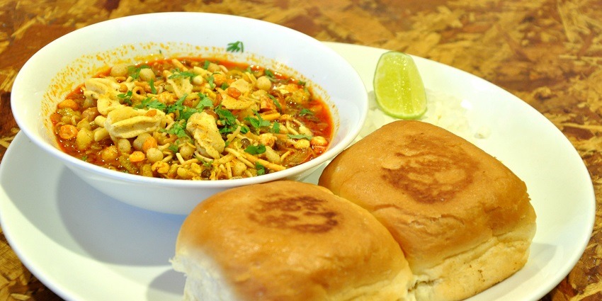 Visitors can always come across small eateries and restaurants near Achala Fort.