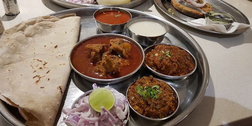 Dahanu offers local eateries with delicious seafood and cuisine.