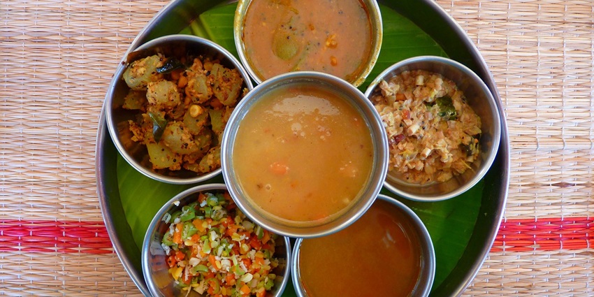 An image of a thalil of traditional Maharashtrian dish, a spicy curry with herbs.