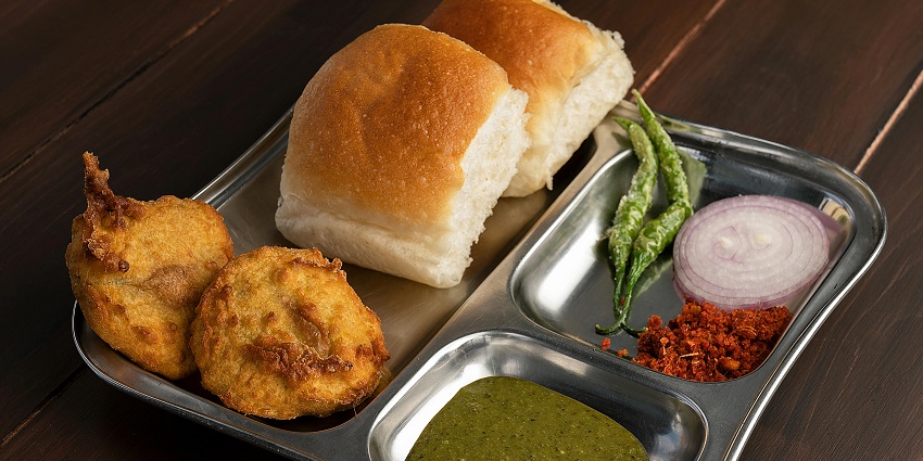 There are many eateries near Hatgad Fort offering scrumptious delicacies.