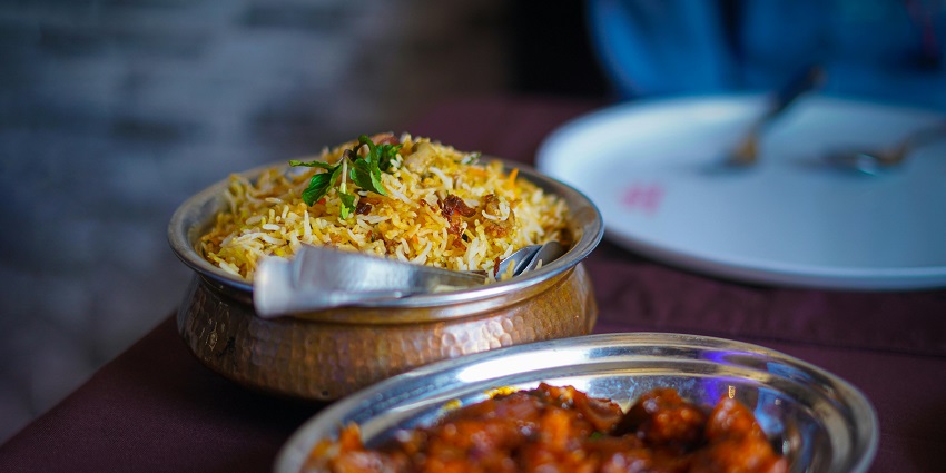 There are many eateries near Amirthi Zoological Waterfalls offering tasty delicacies.
