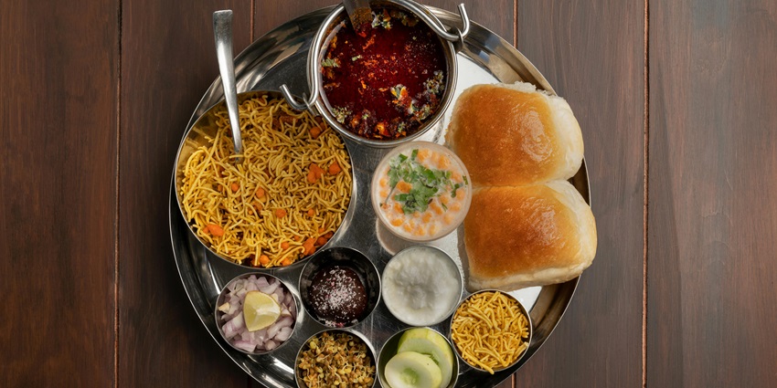 There are many eateries near Pune picnic places offering scrumptious delicacies.