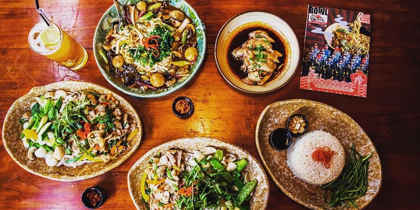 Popular eateries near the Gallery offer diverse Indian and global cuisines.