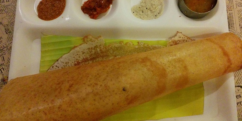 The nearby area has many restaurants which provide delicious food to visitors