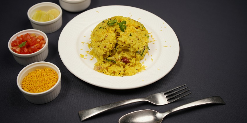There are many eateries near Mandangad Fort offering scrumptious delicacies.