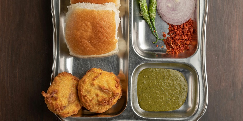 Enjoy local delicacies like vada pav and more at the cafes and restaurants near this science centre in Mumbai