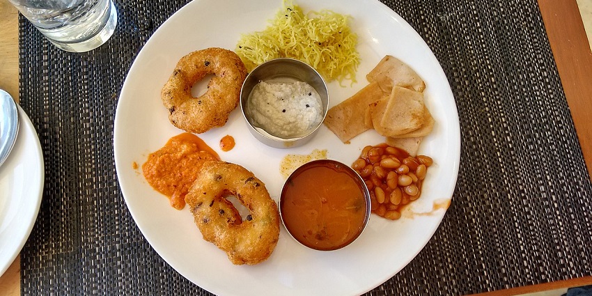 Enjoy delicious Udid Vada served with coconut chutney after Masinagudi trekking.