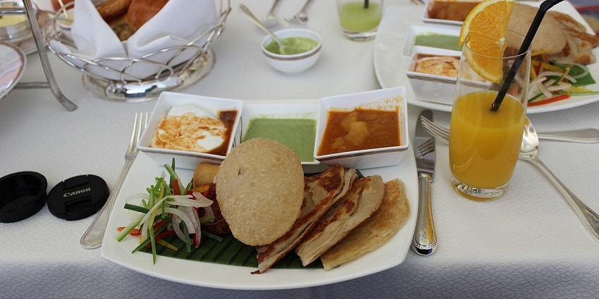 An image of a famous north Indian cuisine - onions dipped in vinegar before serving.