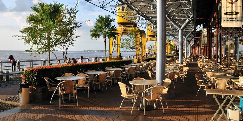 Charming café with a cozy atmosphere, serving freshly brewed coffee and pastries.