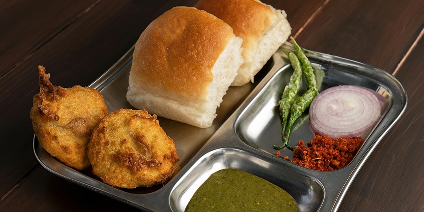 An image showcasing the delicious street food near Chandoli National Park.