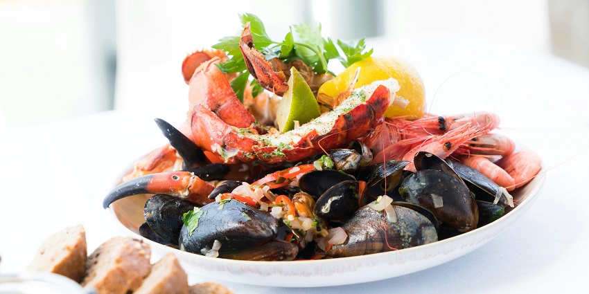 There are many eateries in Indonesia offering scrumptious delicacies including seafood.