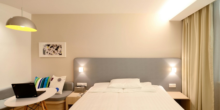 Accommodations near the fort offer a variety of facilities according to tourists budget