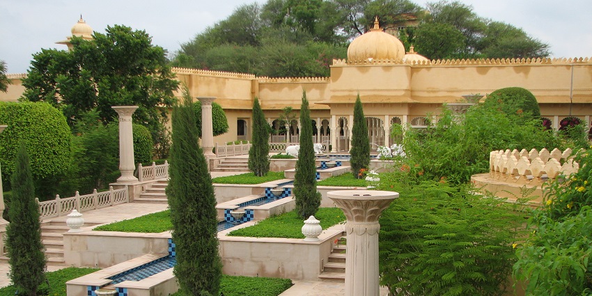 Accommodations nearby Vintage car museum offer many facilities according to tourists budget