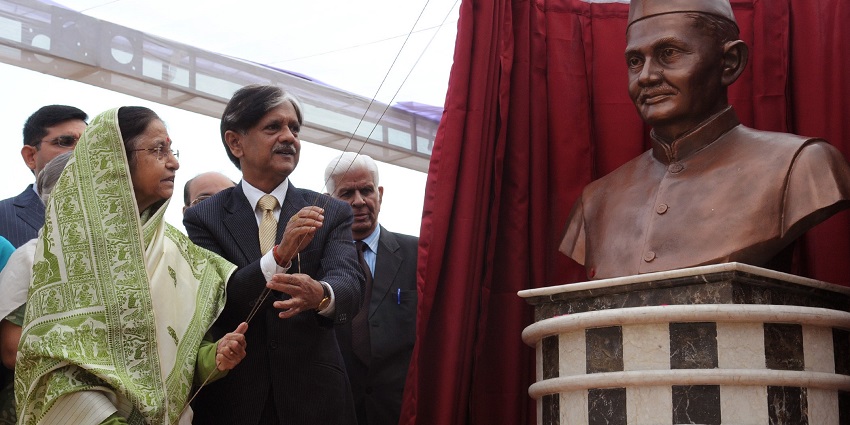 A picture of a statue of Lal Bahadur Shastri being unveiled by a former Indian President