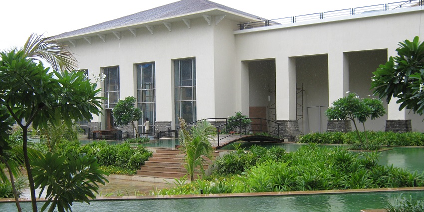 There are many luxurious hotels to stay in near Suvarnadurg Fort