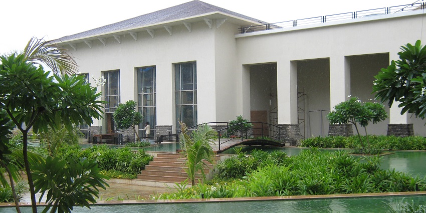 There are many hotels to stay near Yashwantgad Fort in the vicinity of the Fort