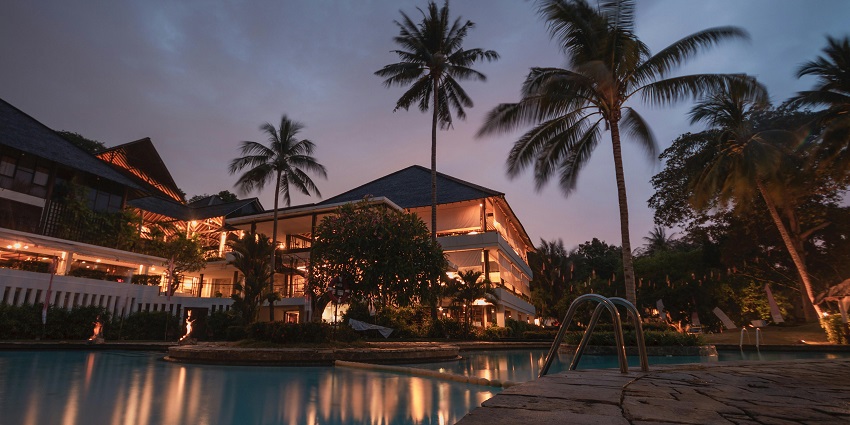 An image of a luxury resort in the park, offering forest views and comfort.