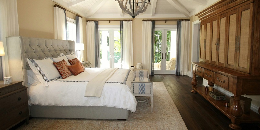An image of a hotel room in Maharashtra with a cosy and upholstered bed.