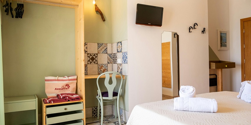 Cozy hotel room with stunning views of the surroundings.