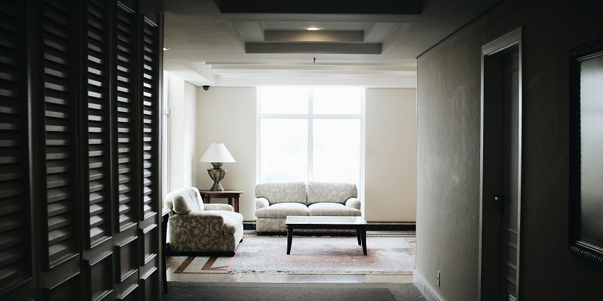 Cozy living room with modern furniture and decor suitable for comfortable accommodation.