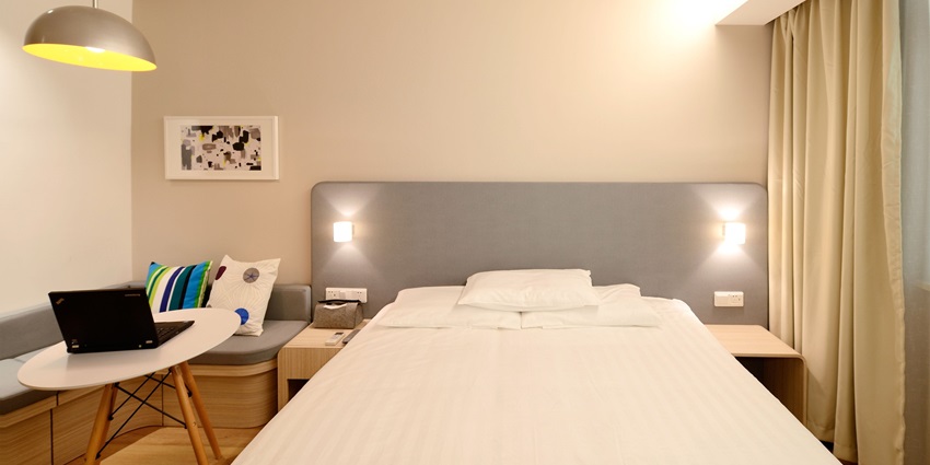 mesmerising view of Elegant hotel room suite featuring modern decor and cozy furnishings.