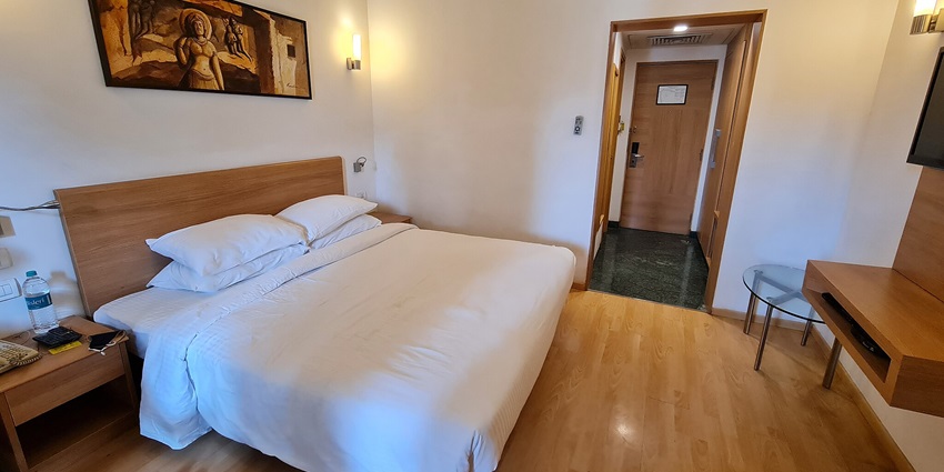 Lahugad Fort offer diverse accommodations, from budget hotels to eco-lodges.