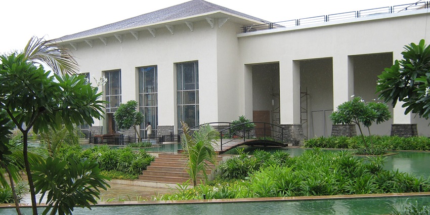 Vardhangad Fort has various accomodation options like hotels, guesthouses, and farm stays.