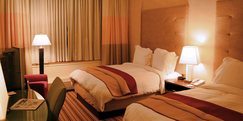 A picture of a hotel room near the Juno National Park with all the basic ameneties.