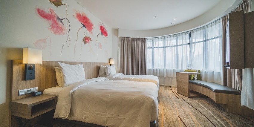A hotel room representing the ones available near the Bandra Fort for accommodation.