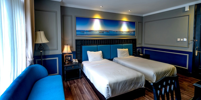 Visitors to Antur Fort can stay at Hotel Grand Shivkrupa or Sahil Lodge in Aurangabad.