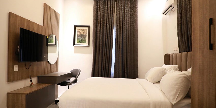 Limited accommodations near Kharda Fort; options available in Jamkhed.