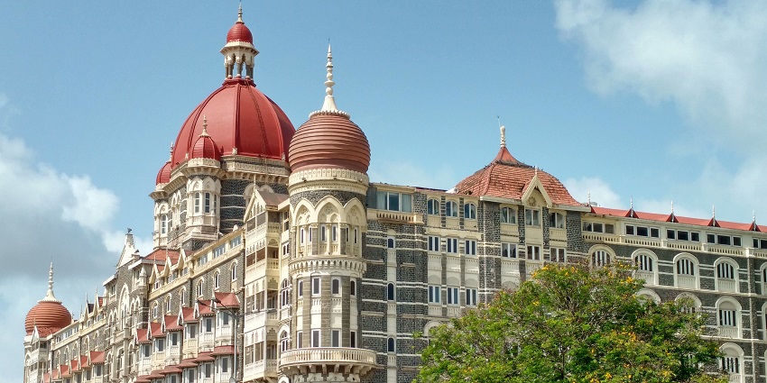 Luxury hotels in Mumbai offer stunning sea views and access to yacht parties in Mumbai.