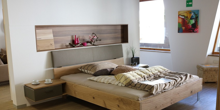 Tourists can stay at several accommodations and lodgings near the Rajkot Fort in Malvan