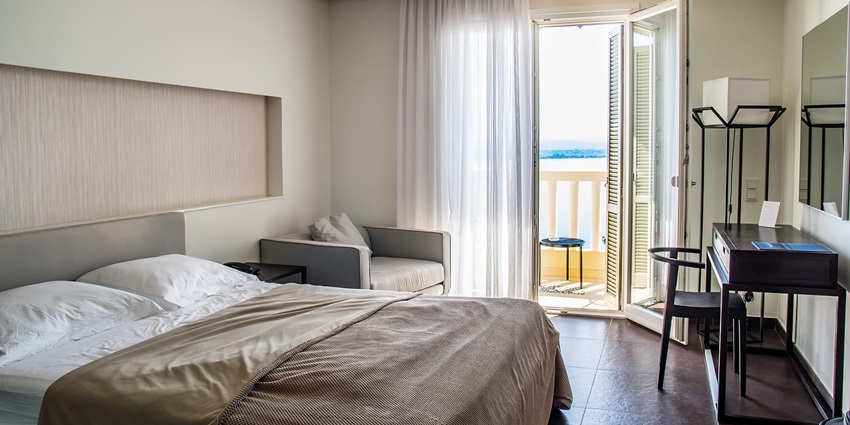Cosy hotel room with a neatly made bed, soft lighting, and modern travel essentials.