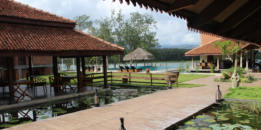 Stay at a comfortable resort in Tamil Nadu to enjoy a pleasant stay near these waterfalls
