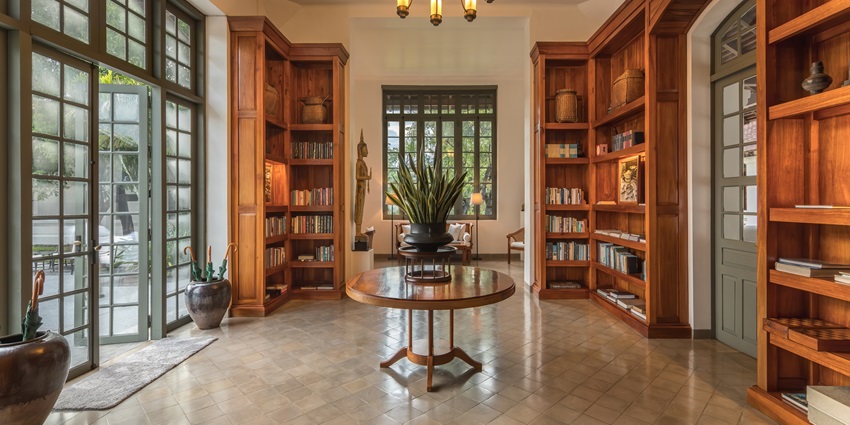 From budget to luxurious stays, there are numerous options available near the attraction.