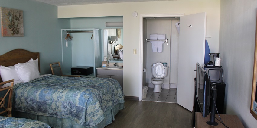 Stay at a comfortable hotel room during your visit to Puliyancholai Waterfalls
