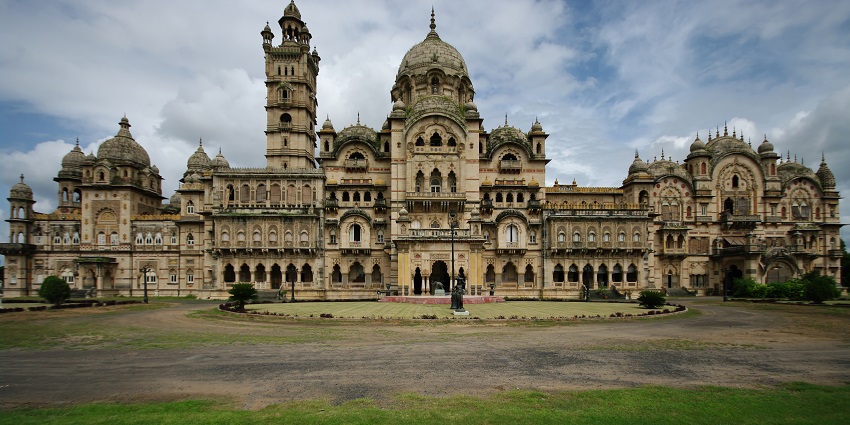 Hotel Laxmi Vilas is a popular stay option near by the fort