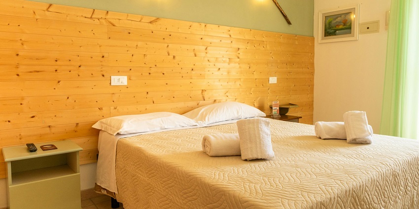 Room of a hotel to stay near Perur Temple.