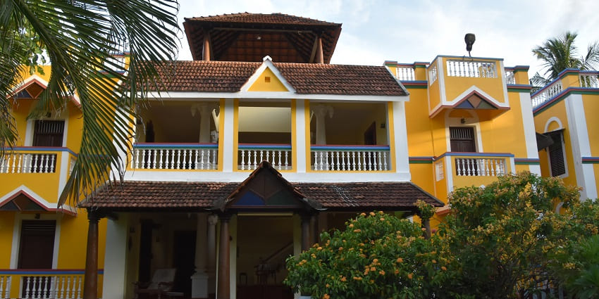 Luxurious resorts and budget hotel near Mahabalipuram Caves for stays.