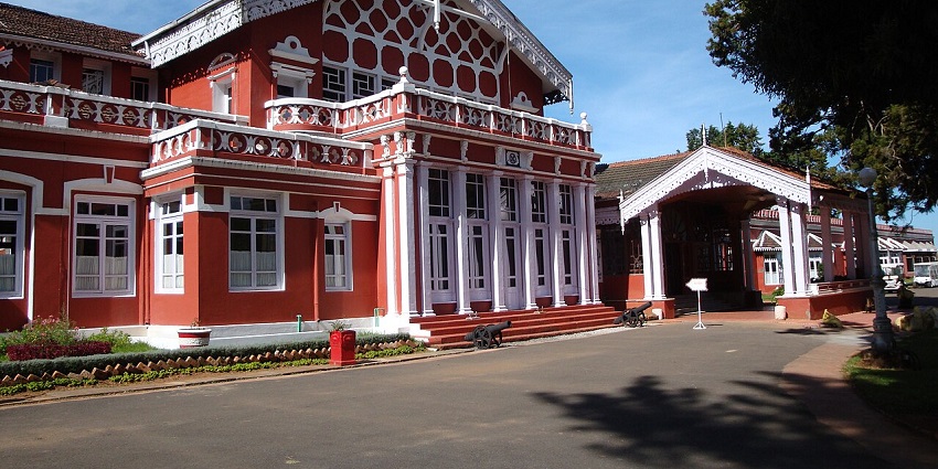 Rajagiri Fort offers various nearby accommodations for all travellers
