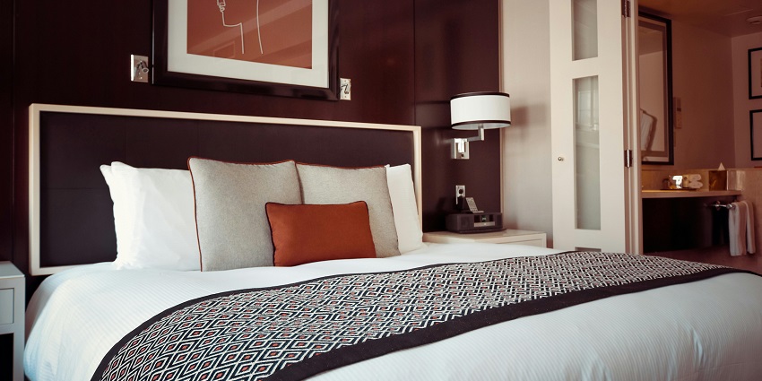A hotel room with decent facilities to stay near Shey Monastery.