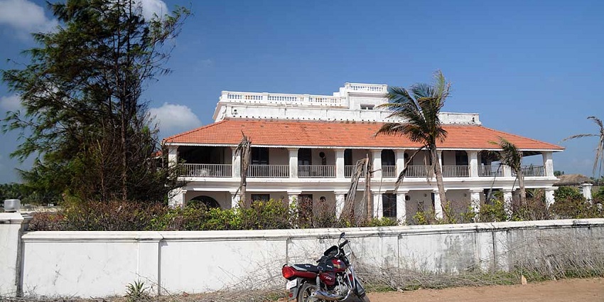 A seaside bungalow in Tamil Nadu, one of the famous places near Brihadeeswarar Temple.