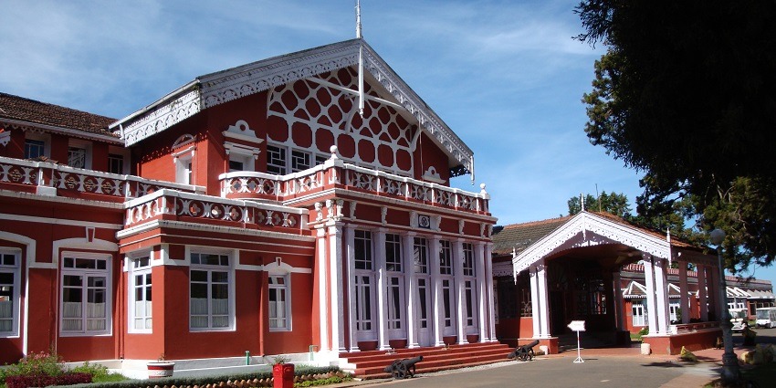 There are many budget friendly hotel rooms available near Vedapureeswarar Temple