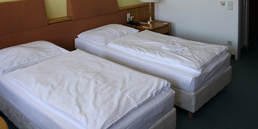 Nearby towns offer budget-friendly lodges and premium hotel accommodations.