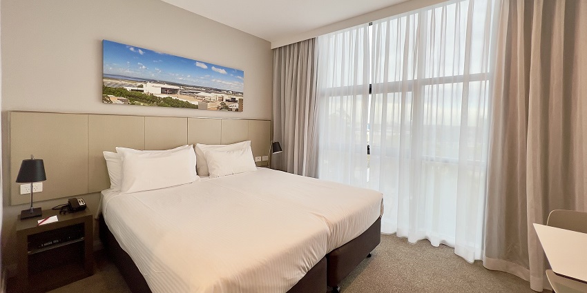 A picture of a hotel room near the Bhagat Singh Museum with all the basic amenities