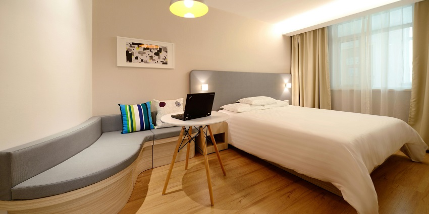 Stay at a comfortable lodging or guesthouse in Mumbai that is near the Nehru Science Centre